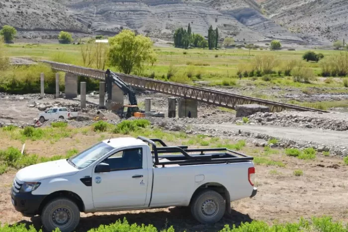 Obras viales: La Provincia finalizará el puente que quedó a medio hacer en Caepe Malal