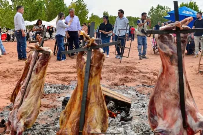 Fiestas populares: Las mujeres asadoras encendieron los fuegos en Rincón de los Sauces