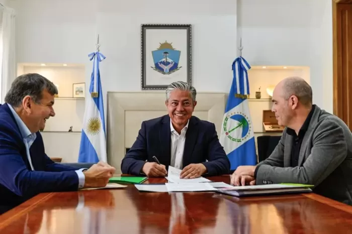 Más cuadras de asfalto y cloacas para Centenario