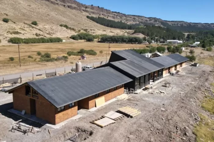 La hostería de Manzano Amargo, una obra local de alto impacto regional