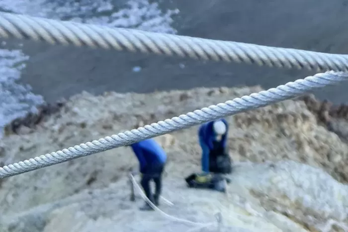 "Techo de la Patagonia": Instalaron un cable de acero a más 4000 metros de altura en el Domuyo