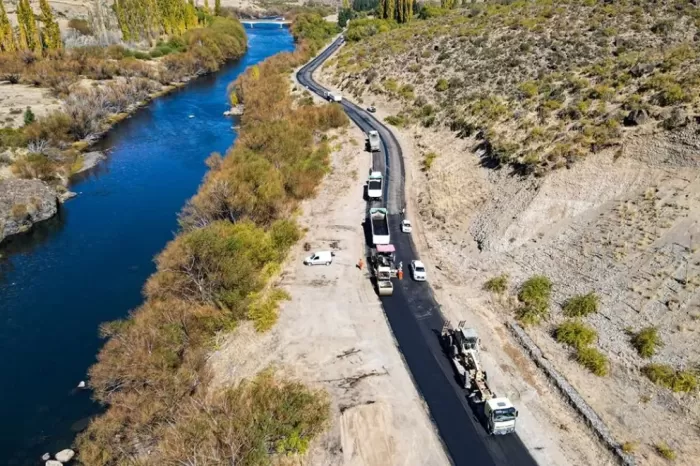 Ya está llegando el nuevo asfalto hasta el puente cerca del Rahue