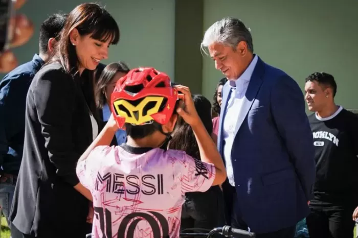 Entregan bicicletas a niñas y niños de hogares