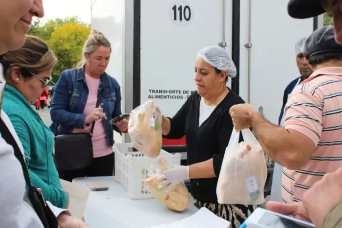 Del interior neuquino a su mesa: vuelve la venta directa de pollos parrilleros