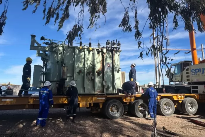 Trasladan un transformador del EPEN hacia Zapala