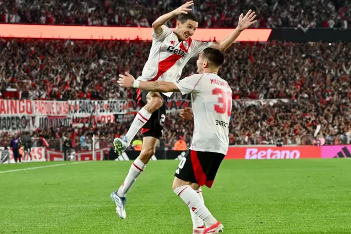 River le gana a Vélez por 4 a 1 y escolta la zona B