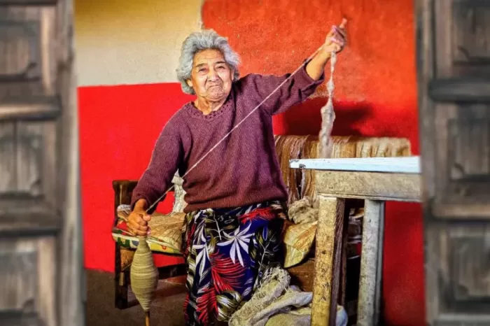 Hilando tradiciones: Juana Cañicul pasa sus días realizando hilados con el tradicional huso