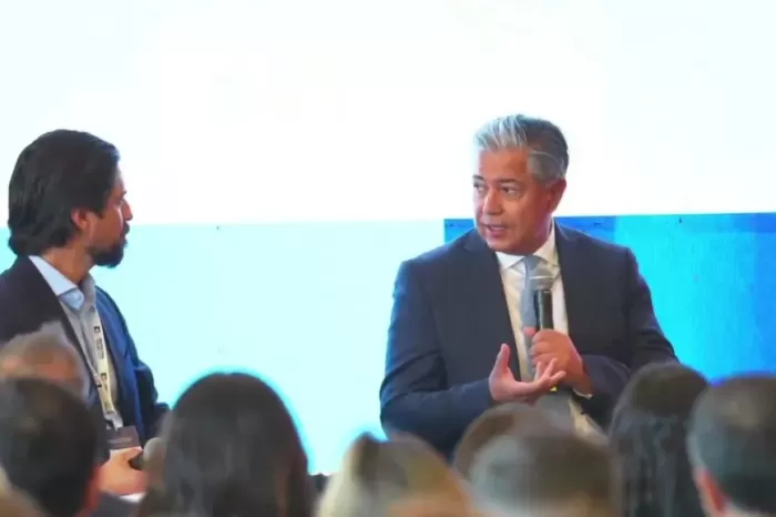 Figueroa alentó inversiones para la provincia en Houston
