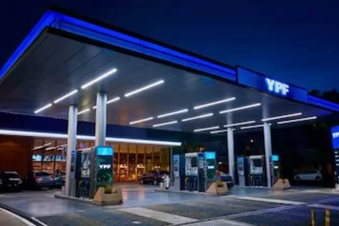 Nafta con descuento en YPF: cómo y dónde conseguir el 5% de rebaja cargando de noche desde hoy