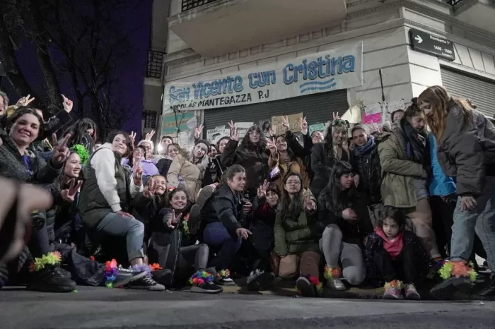 Una agrupación de mujeres llevó “tobilleras de flores” a la casa de Cristina Kirchner y pidió su libertad