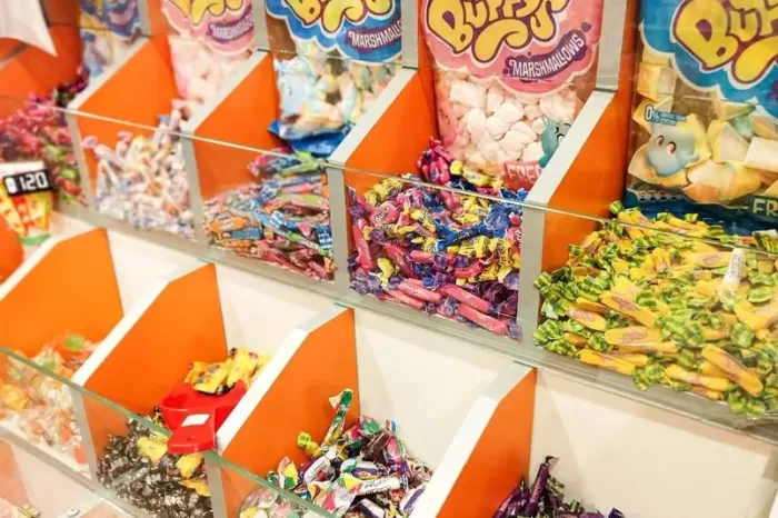 En plena caída del consumo, un kiosco vende golosinas, alfajores y panchos con precios de 2013