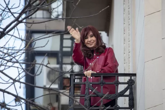 "Parece joda": Cristina Kirchner pidió una aclaratoria para saber si puede salir al balcón a saludar