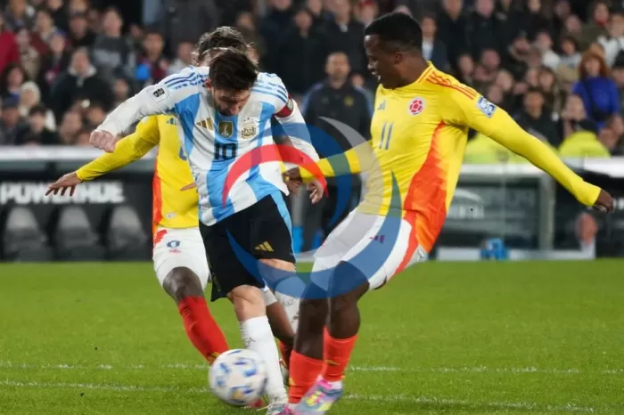 Con diez jugadores, la Selección argentina igualó ante Colombia por las Eliminatorias Sudamericanas