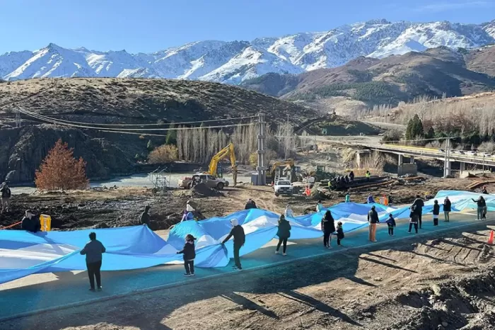 La bandera más larga de Neuquén está en Andacollo: 500 metros de emoción y orgullo