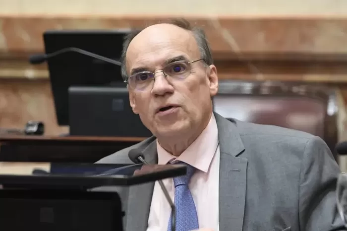 Senador radical cargó contra Milei: "No puede llamar 'ratas' o 'basura' a los legisladores"
