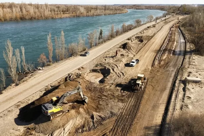 Comenzó la obra de pavimentación en la calle que une tres ciudades y dos provincias