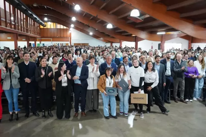 Becas Gregorio Álvarez: Las becas estudiantiles suman la oportunidad de tener una notebook