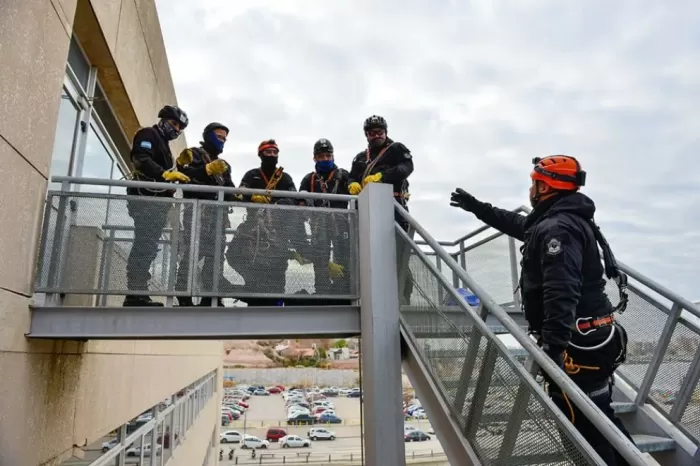 Comenzó la capacitación policial en seguridad para trabajos en altura