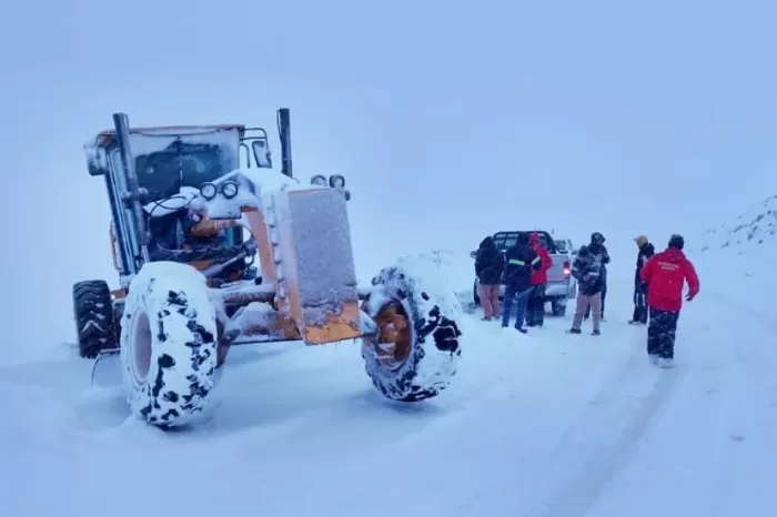 Operativos coordinados ante el temporal: Rescates y asistencia en rutas neuquinas por nevadas intensas