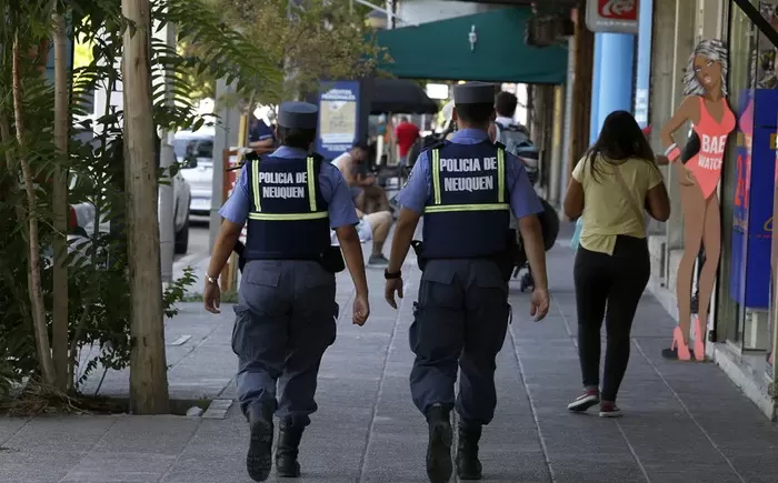 Iniciativa para restringir el uso de celulares en el cuerpo policial