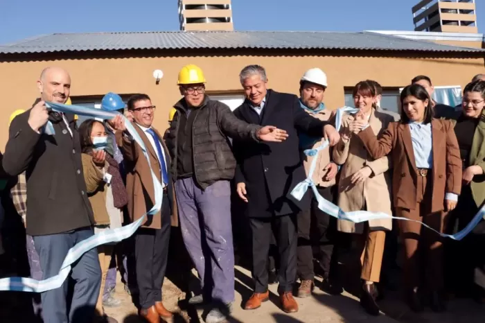 El gobernador inauguró una red de gas natural, asfalto y entregó viviendas en Senillosa