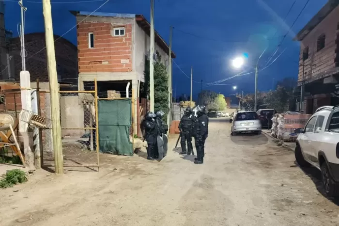 Allanamiento: La Policía secuestró armas, municiones y drogas