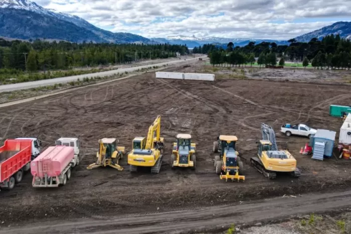Llegaron los equipos para iniciar la pavimentación de la ruta a Moquehue