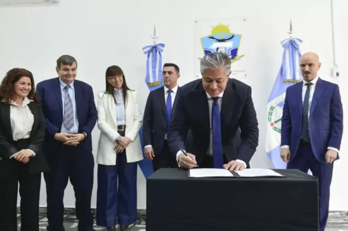 Firma de convenios: Provincia entregará aportes para equipar hosterías y promover el rally del norte neuquino