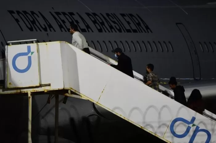 Trump no perdona ni a los argentinos y un grupo de deportados viaja hacia Buenos Aires