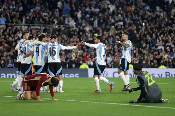 Messi hizo dos goles en su despedida y la Argentina brilló con un 3-0 ante Venezuela