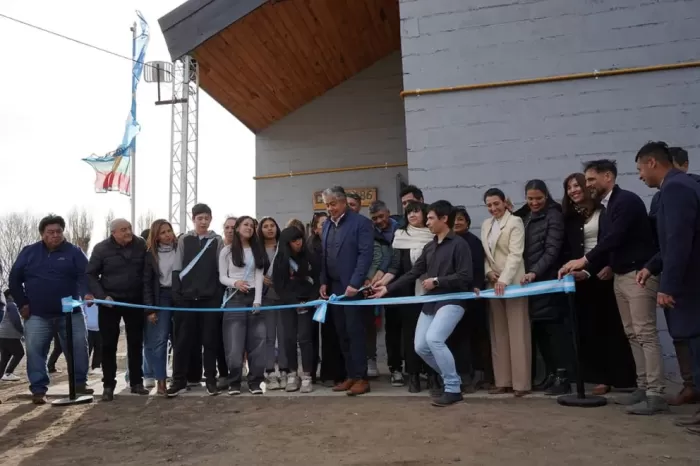 Estudiantes de Costa del Malleo disfrutan de una escuela renovada