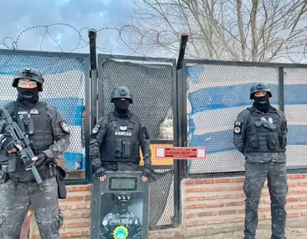 Plaza Huincul: La Policía provincial clausuró un “aguantadero reincidente” de venta de drogas