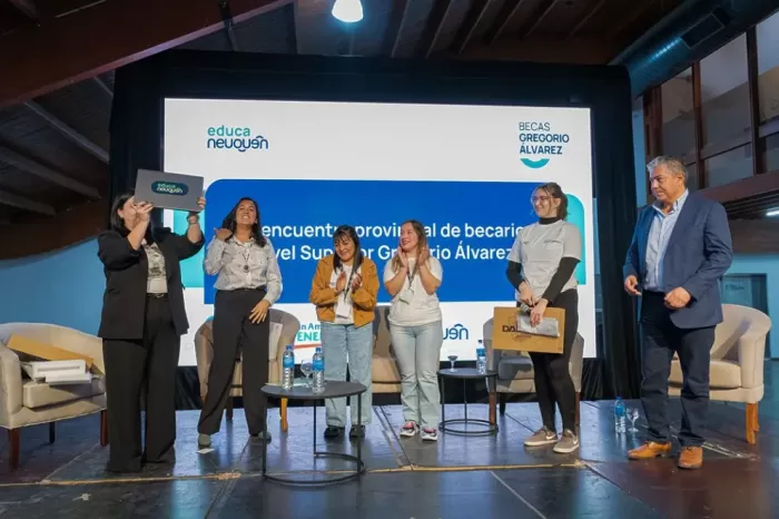 Becas Gregorio Álvarez: El Gobierno provincial entrega notebooks a estudiantes de nivel Superior