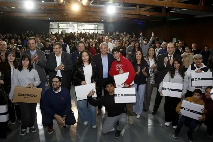 Becas Gregorio Álvarez: Habrá un reconocimiento a los mejores promedios de cada escuela de nivel secundario