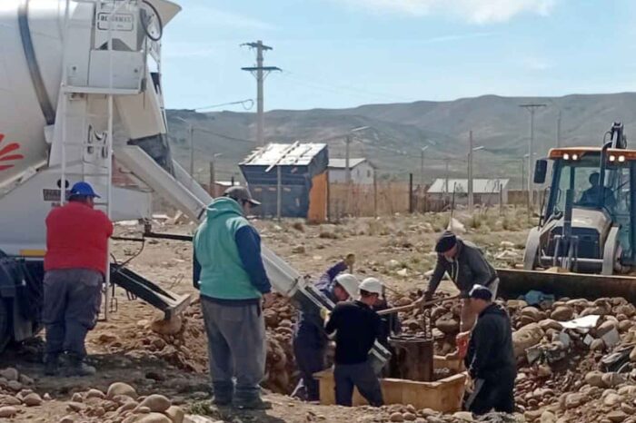 Avanza la electrificación de los 461 lotes: obreros completan una nueva etapa clave
