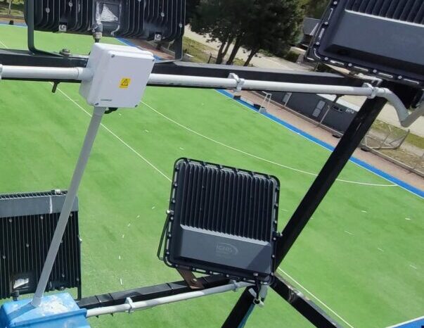 Avanzan las mejoras en la cancha de hockey: primera torre reparada y nuevas luminarias