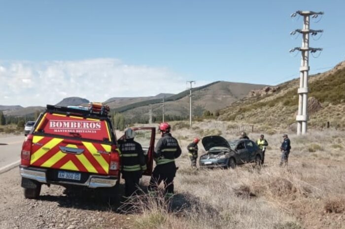 Accidente en la Ruta 40: tres personas heridas tras un vuelco cerca del puente sobre el río Quilquihue