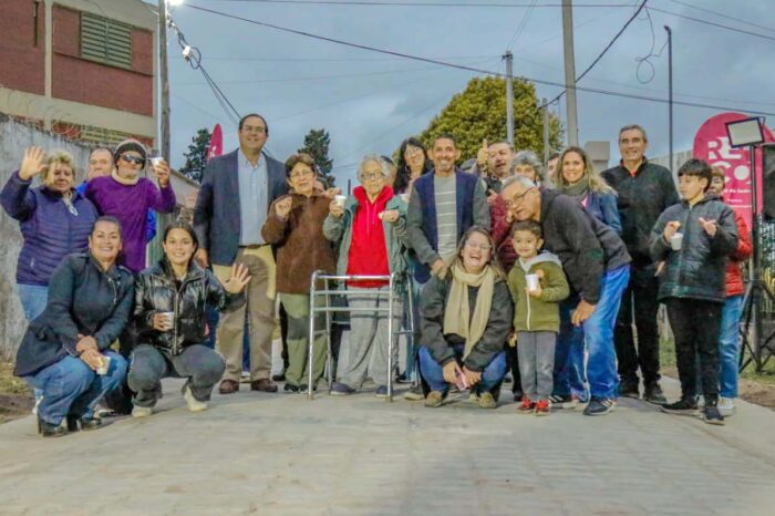 El Dr. Enri Vallejos celebró con vecinos la inauguración de la nueva calle adoquinada de barrio Moreno