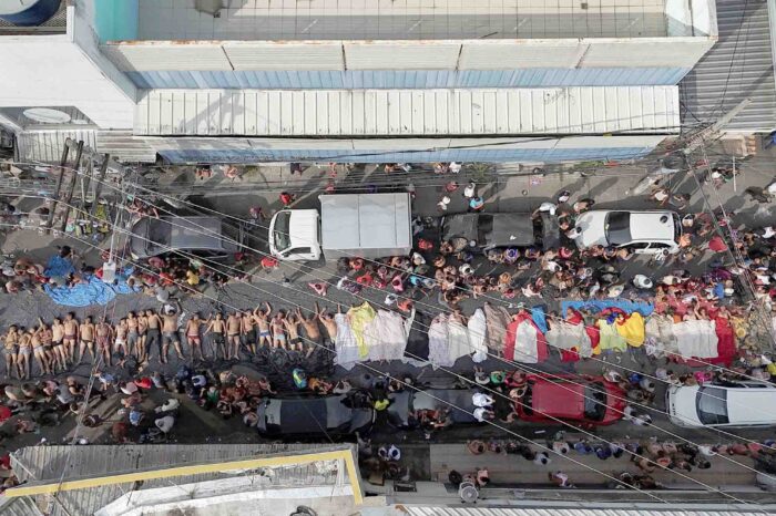 Civiles trasladaron más de 60 cadáveres a una plaza de Río de Janeiro: los hallaron en una zona boscosa
