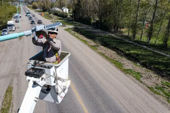 EPEN: Reemplazan luminarias en varias localidades para un alumbrado más eficiente