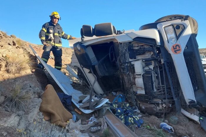 Vuelco de camión en la RN 237: Conductor asistido y llamado a la extrema precaución vial