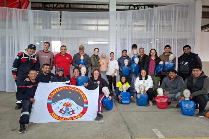 Bomberos de Junín de los Andes enseñan RCP a cambio de caramelos: "El truque más dulce del mundo"