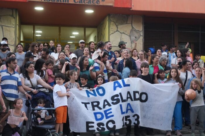 Junín de los Andes: masivo abrazo simbólico a la Escuela 153, en rechazo al traslado al barrio Nehuen Che (videos)