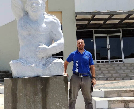 El escultor patagónico Néstor Confalonieri, destacado en Ecuador e Italia
