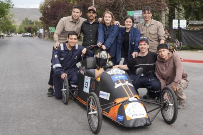 Alumnos de la EPET N°4 de Junín de los Andes listos para brillar en el Desafío ECO YPF con su auto ecológico