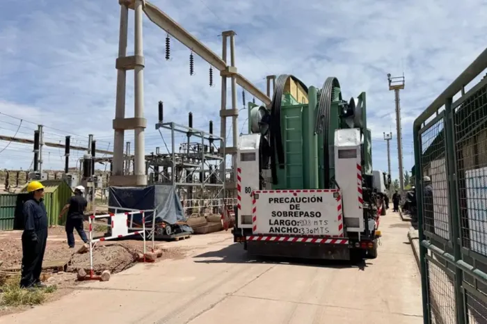 Refuerzo del suministro: Arribó a Centenario un nuevo transformador de potencia