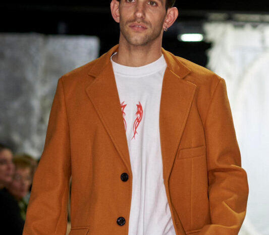 Néstor Vicente, la nueva estrella de las pasarelas argentinas que conquista Buenos Aires y proyecta su talento al mundo