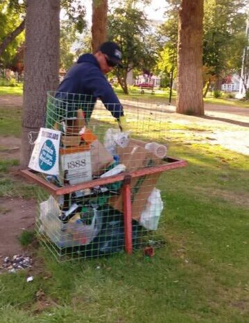 Personal municipal de Junín de los Andes trabaja en feriado de Navidad para mantener la ciudad impecable