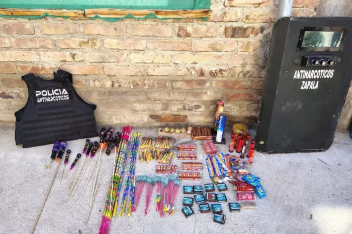 Zapala: desbaratan kiosco narco y secuestran pirotecnia de alto poder explosivo