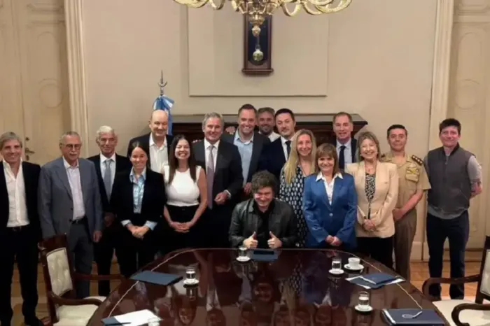 Javier Milei firmó el decreto que aumenta el sueldo de sus funcionarios: quedan excluídos él y Victoria Villarruel